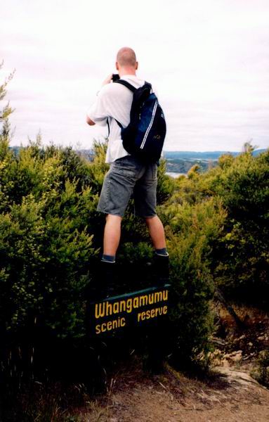 Diki balancuje na ceduli a fotí