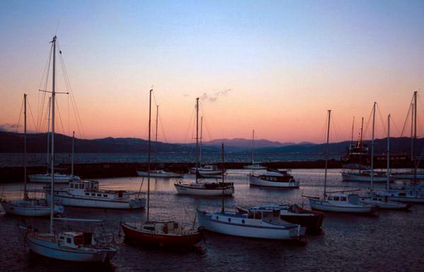 Soumrak nad přístavem v Bay of Islands