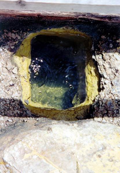 Otvor s bublající průzračnou vodou