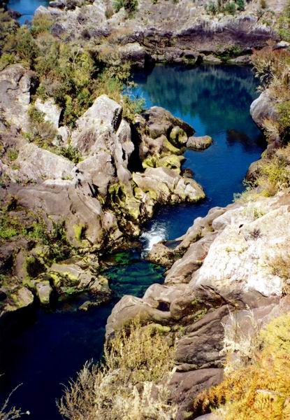 Aratiati: před vypuštěním vody malý potůček...