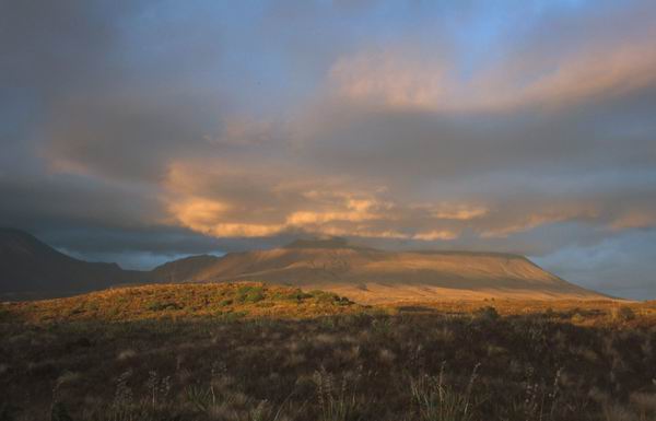 Trocha kýče - sopka a západ slunce