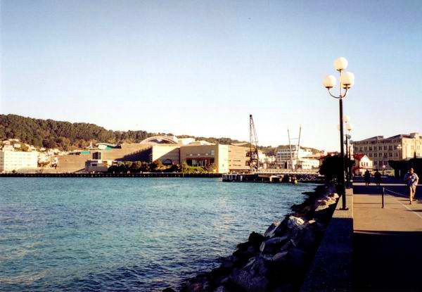 U.F.O.? Ne, jen dekorace zavěšená na lanech