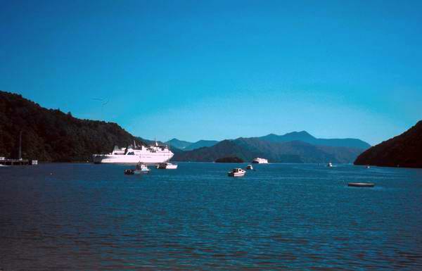 Výhled z Pictonu. Obrovská loď, která nás přivezla jede zase zpátky na Severní ostrov