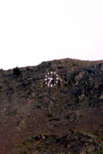 Hodiny (funkční!) na skále ve stylu nápisu Hollywood