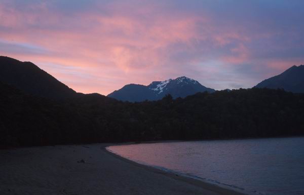 Západ slunce nad Brod Bay - první přenocování na treku