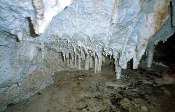 Jeskyně na kopci Luxmore - jakto, že jsou takové jeskyně tak vysoko v kopci?