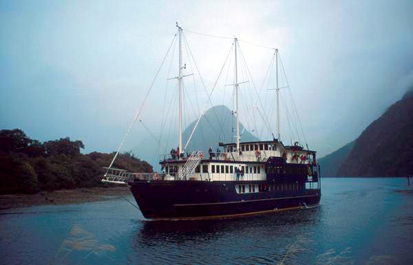 Velká výletní loď v Milford Sound pro movitější turisty