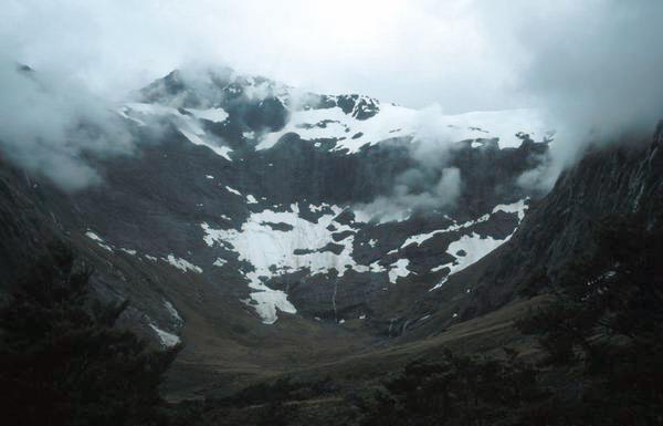 Kotlina se sněhem. Milford Sound je místo, kde spadne ročně nejvíc srážek na světě...