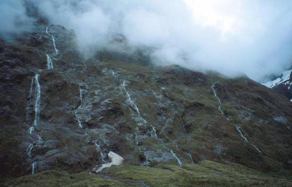 ...což je vidět na mnoha potůčcích a vodopádcích které tečou úplně odevšud.