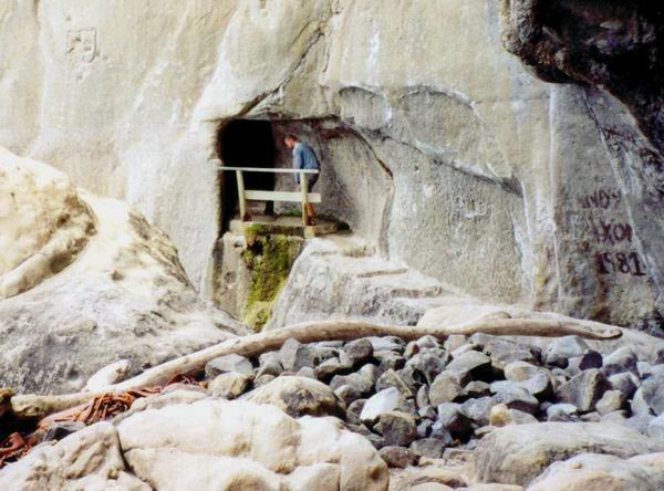 Tajný vchod do Tunnel Beach