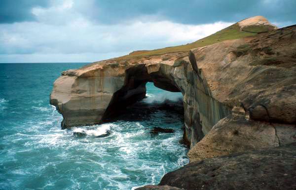 Příbojem tvarované skály