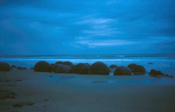 skupina takových balvanů - Moreaki Boulders