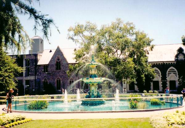 Zajímavý vodotrysk v parku u muzea